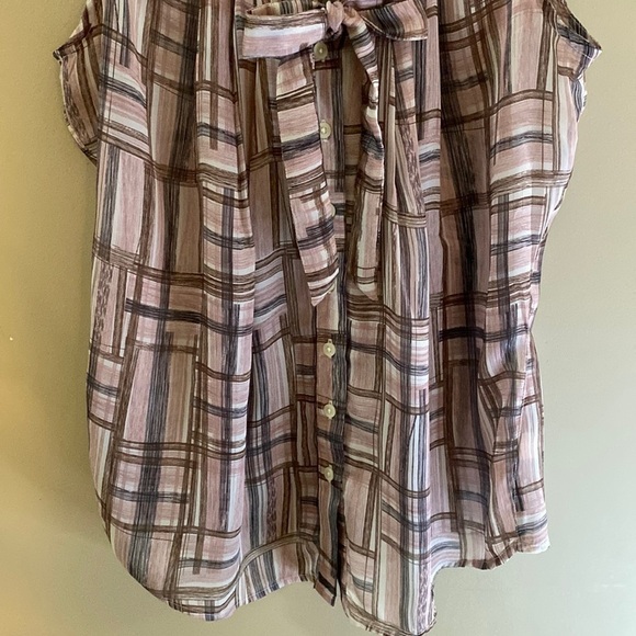 GAP Silk like sleeveless blouse. Pink grey tan print. - Picture 3 of 7